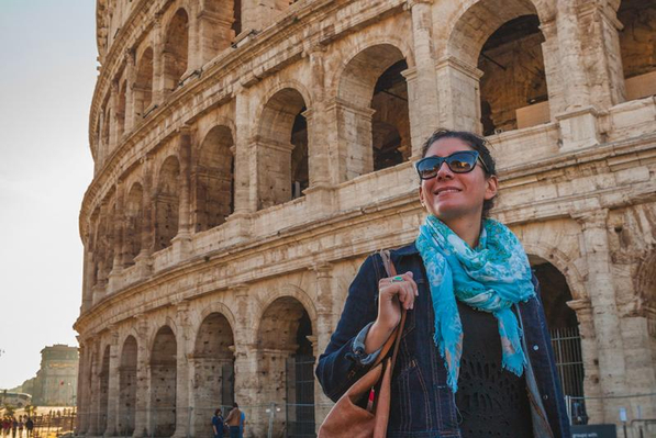 ZMRR-_0005_Italy_Rome_Colosseum_Female_Traveller_02.jpeg