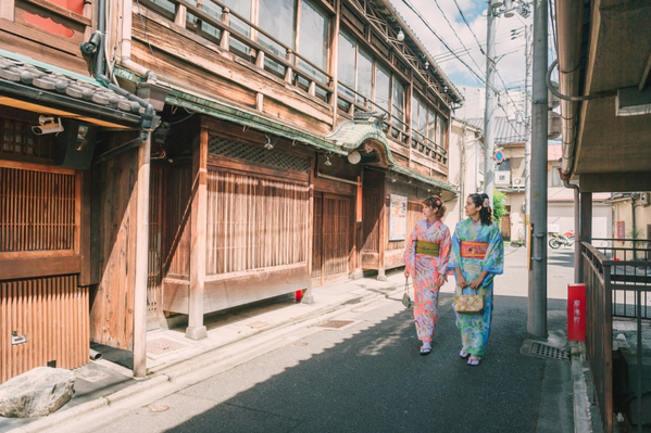 KYOTO KIMONO UNEXPLORED WALKING TOUR WITH A LOCAL GUIDE