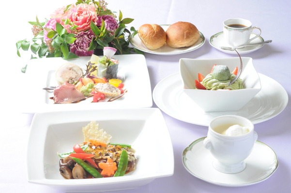 LUNCH CRUISE WITH DELICIOUS SEAFOOD FROM THE SETO INLAND